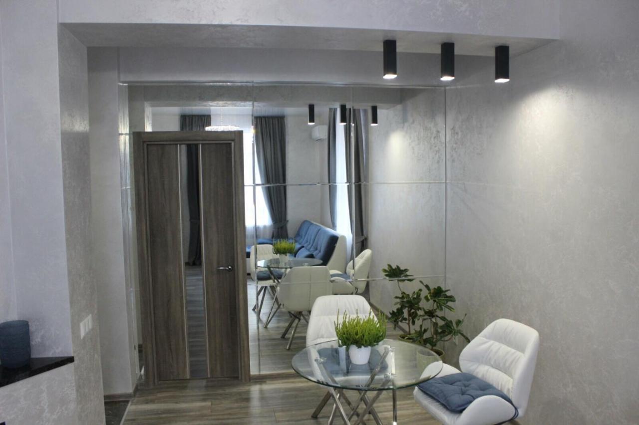 New Luxury Apartment In The Center On Konstitution Square Kharkiv Exterior photo