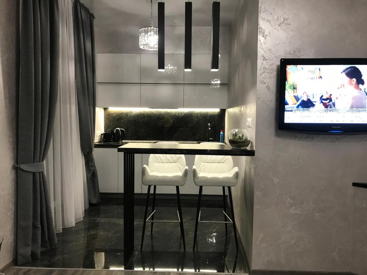 New Luxury Apartment In The Center On Konstitution Square Kharkiv Exterior photo
