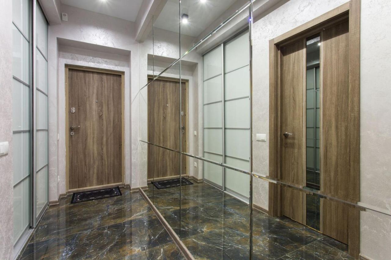 New Luxury Apartment In The Center On Konstitution Square Kharkiv Exterior photo