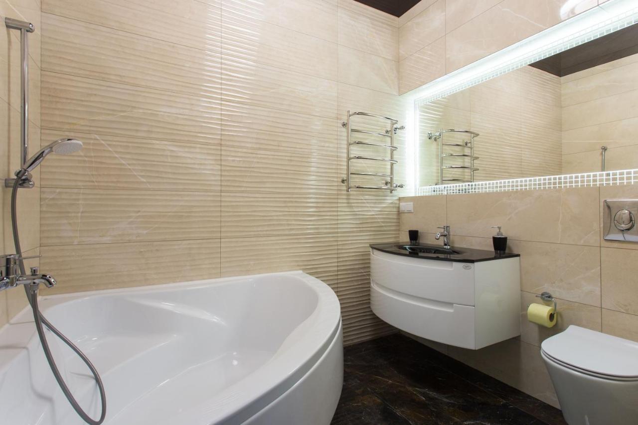 New Luxury Apartment In The Center On Konstitution Square Kharkiv Exterior photo